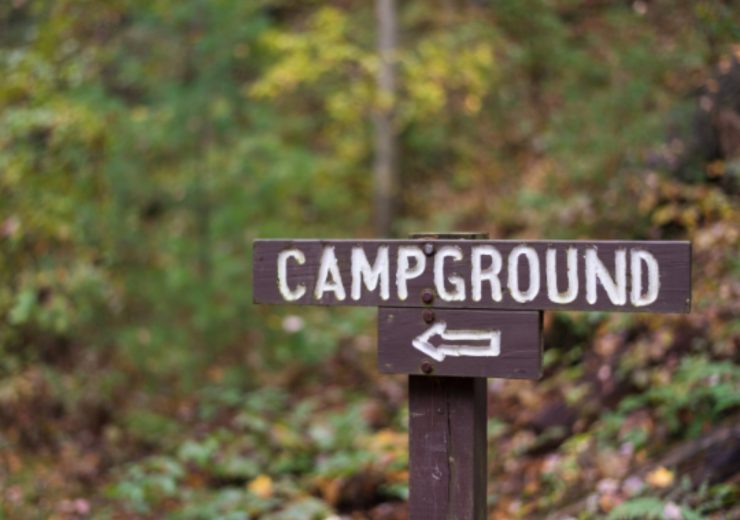 closeup-of-a-wooden-campground-sign-with-arrow-alo-RFTU6YC.jpg